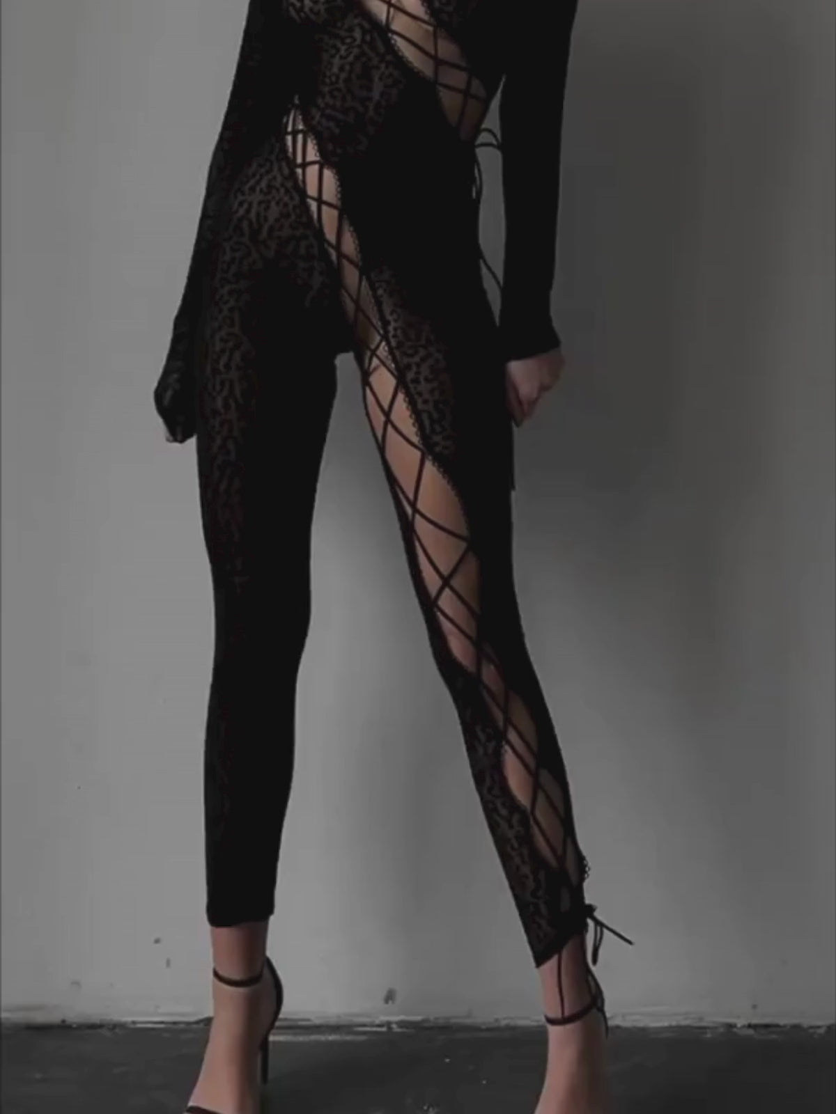 Carica video: Body con ritagli – Rete leopardata trasparente